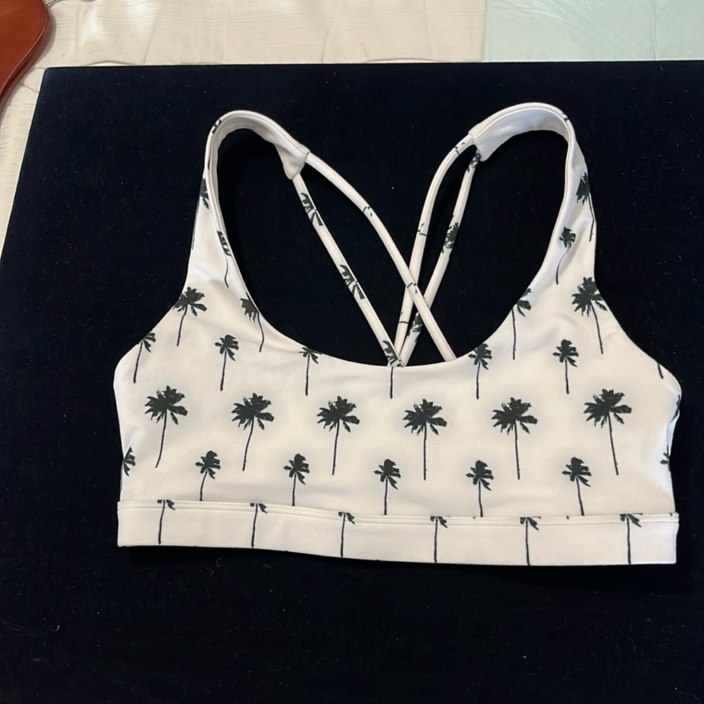 Black & White palm tree top. Size “M” beautiful condition. Poly elastane fabrics